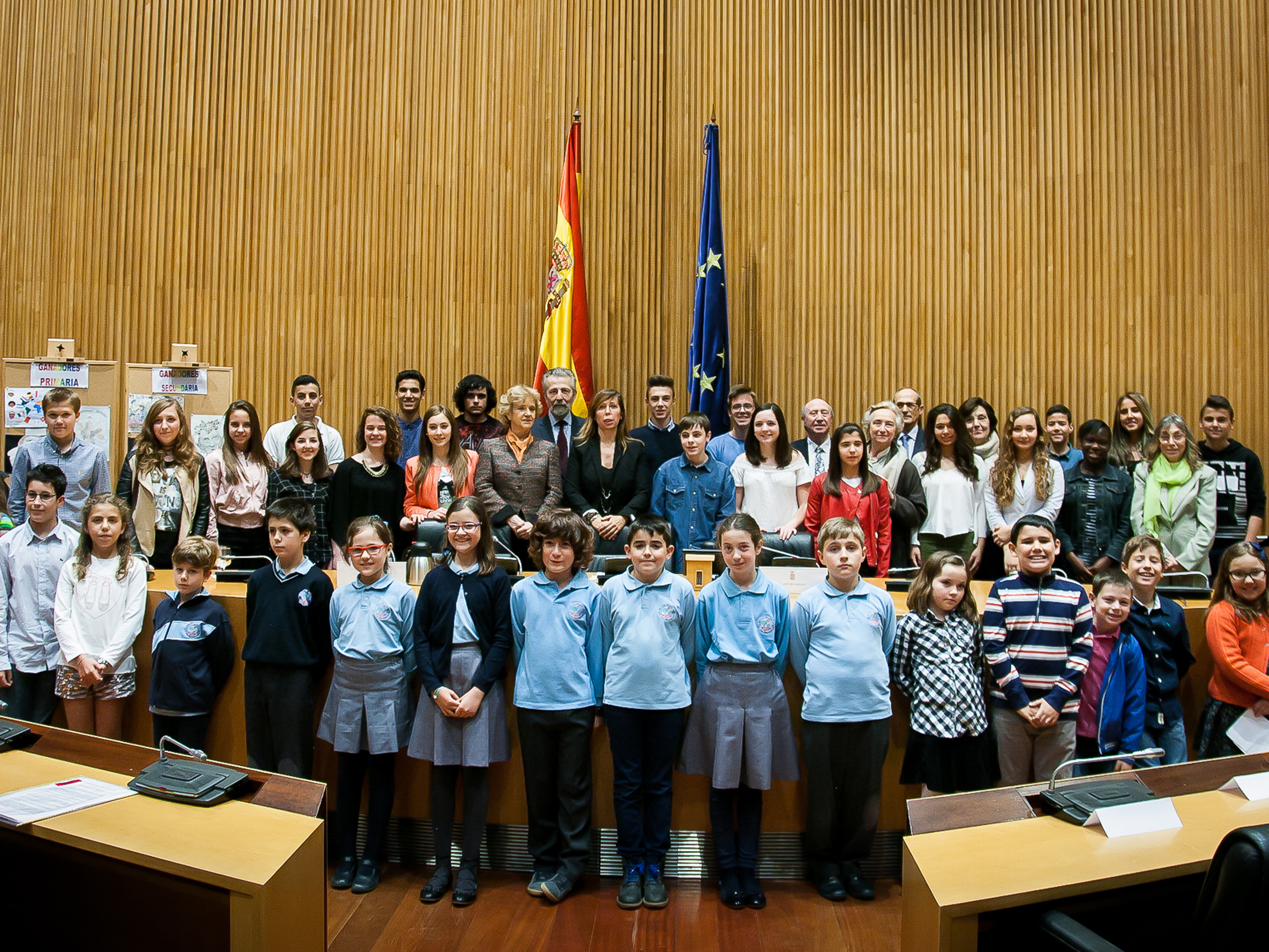 Foto grupal (alumnos, profesores y Defensora) en la Sala Ernest Lluch del Congreso de los Diputados durante la entrega Premios XIII Concurso Dibujo