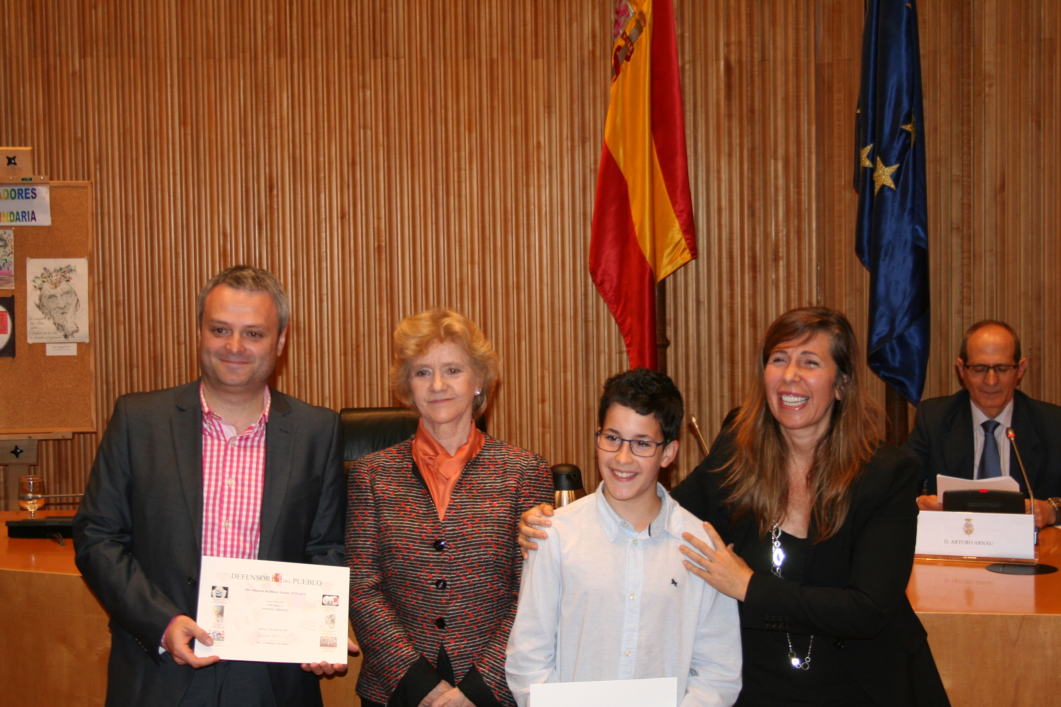 Soledad Becerril y Alicia Sánchez Camacho (secretaria primera del Congreso) junto a Izan Ruiz Milan del CEIP Pedro I y su maestro