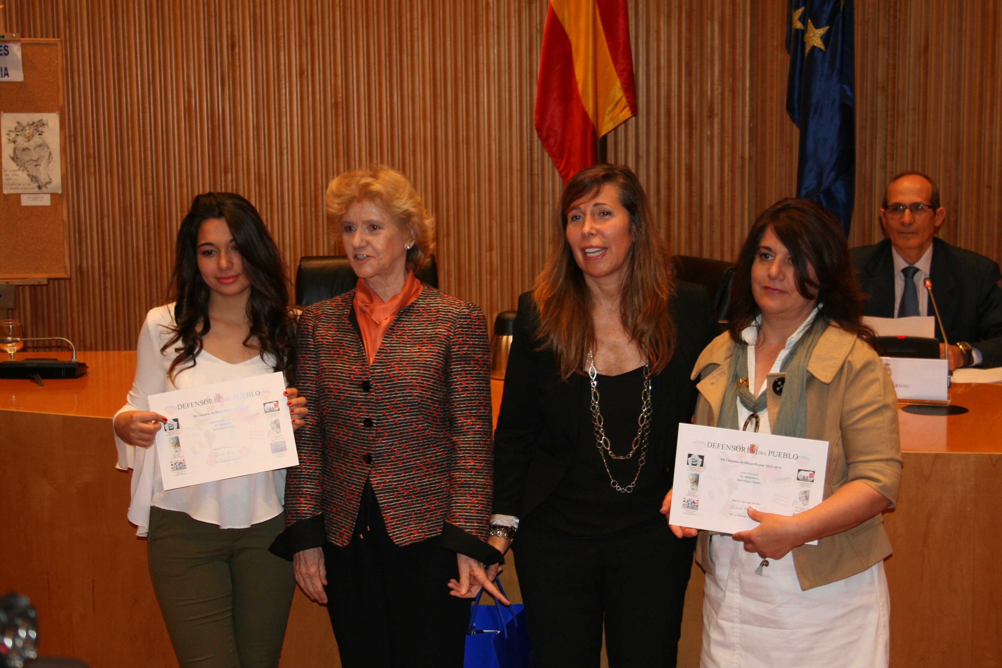 Soledad Becerril y Alicia Sánchez Camacho (secretaria primera del Congreso) junto a Laura Canadilla Infante y su profesora del IES Valdehierro