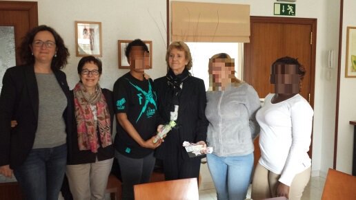 Soledad Becerril junto a las adoratrices durante su visita al SICAR cat en Barcelona