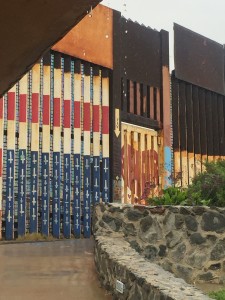 Foto del muro que separa México de Estados Unidos