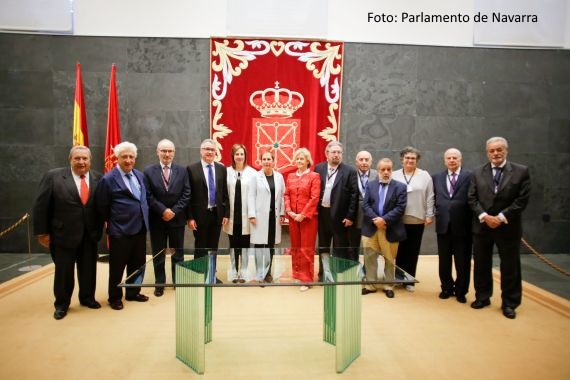 Foto de grupo de las jornadas de Coordinación de Defensores en el Parlamento de Navarra: defensores autonómicos, Uxue Barkos, Ainhoa Aznárez y Soledad Becerril