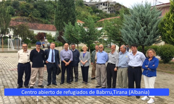 Foto de grupo con Soledad Becerril en la Conferencia Internacional de Instituciones del Ombudsman sobre flujos migratorios, sobre el texto: Centro abierto de refugiados de Barbrru, Tirana (Albania)