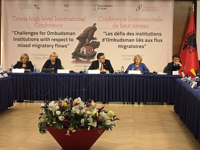 Soledad Becerril dando su discurso en la conferencia sobre los flujos migratorios