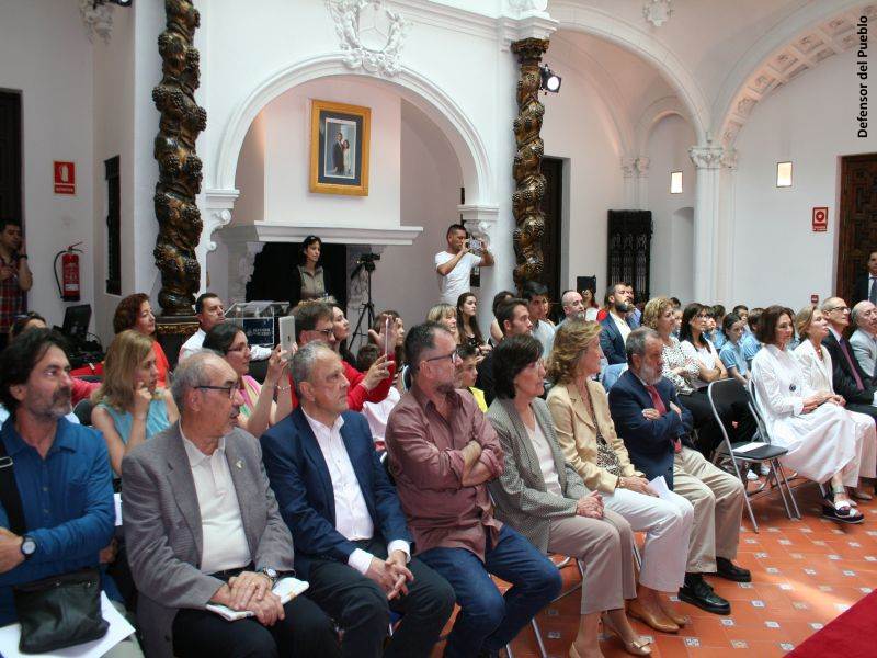 Asistentes atentos al escenario durante la entrega de los premios del concurso de Dibujo en la sede de la institución