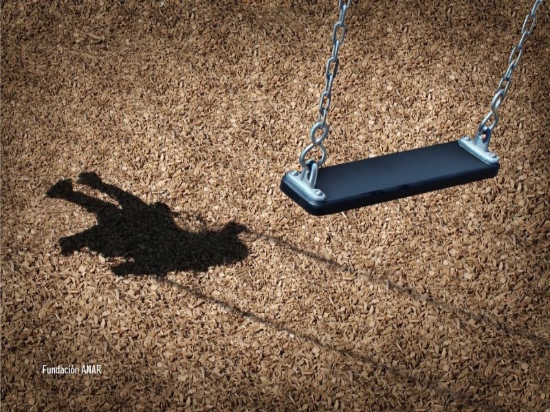 Columpio vacío que proyecta en su sombra un niño sobre él