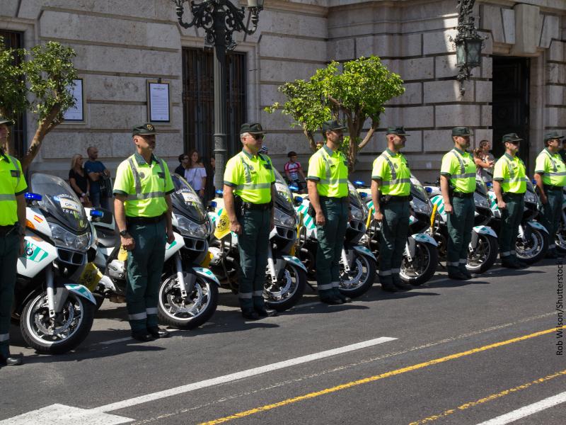Motoristas de la Guardia Civil en posición de firmes