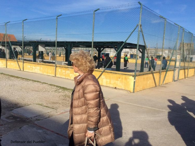 Soledad Becerril en el exterior del CIE Tarifa