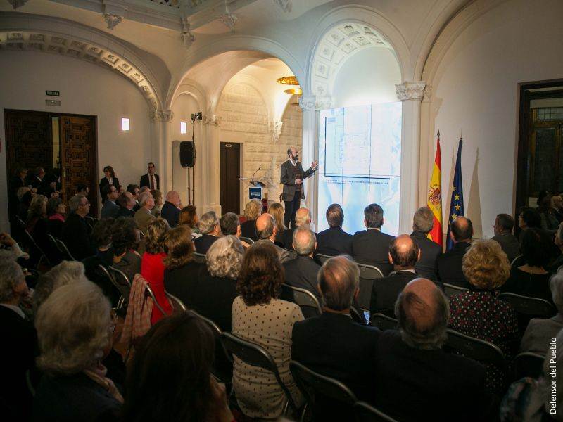 Iñigo Cobeta y público presentación libro Defensor