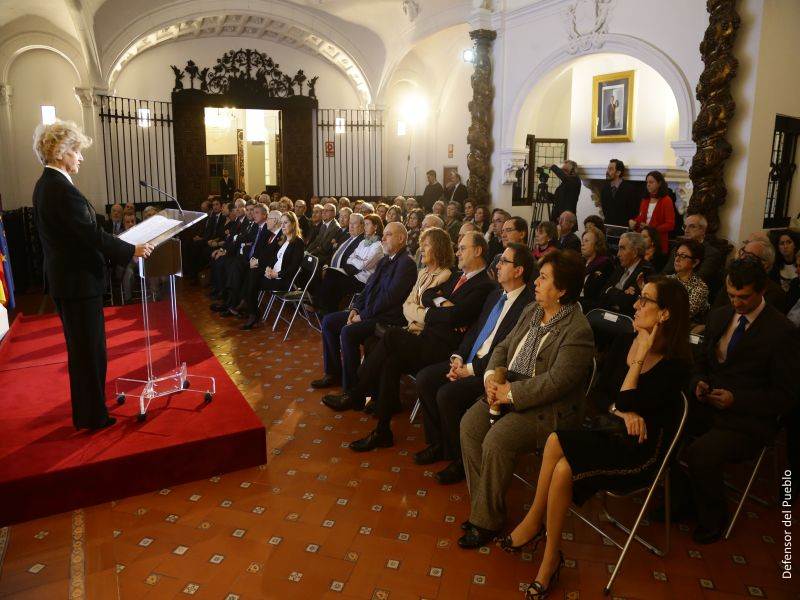 Defensora presentación libro institución