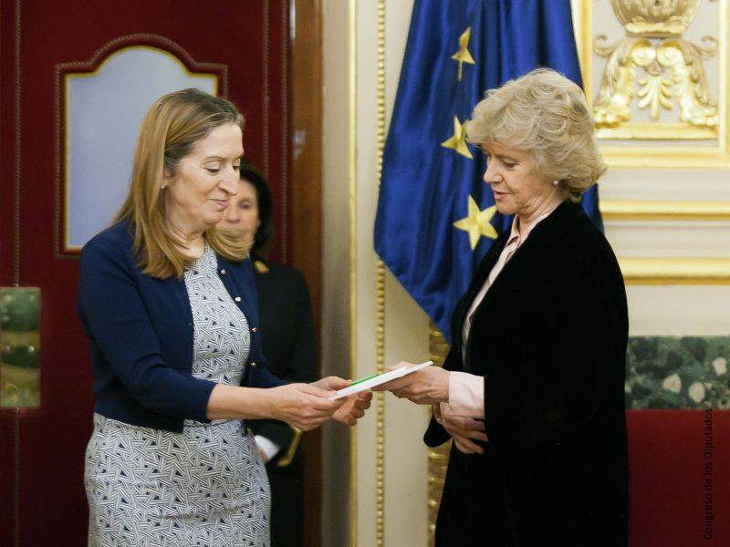 Soledad Becerril entrega el informe anual 2016 a Ana Pastor(presidenta del congreso) en el salón de conferencias del Congreso de los DIputados