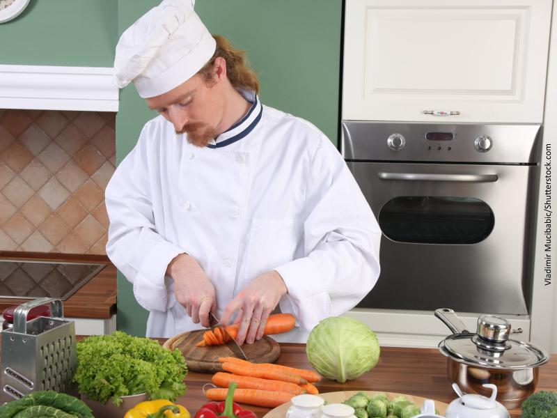 https://www.defensordelpueblo.es/wp-content/uploads/2017/05/shutterstock_95317300_VladimirMucibabic_Celiacos_chef_cocinando_800x600.jpg