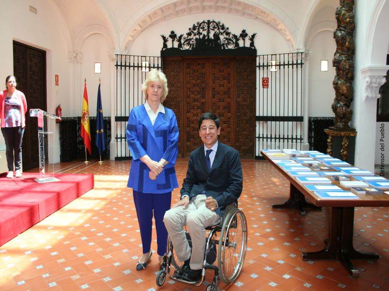 Soledad Becerril posa con Borja Fanjul (director general de Discapacidad) en el patio interior de la institución