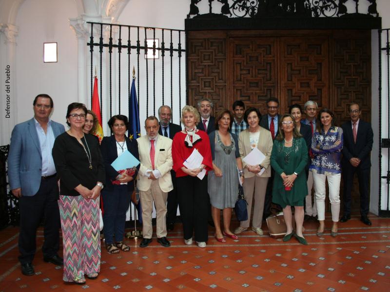 Foto de grupo del consejo asesor del MNP junto a Soledad Becerril (defensora del pueblo), Francisco Fernández Marugán (adjunto primero), Concepció Ferrer i Casals (adjunta segunda) y José Manuel Sánchez Saudinos (secretario General)