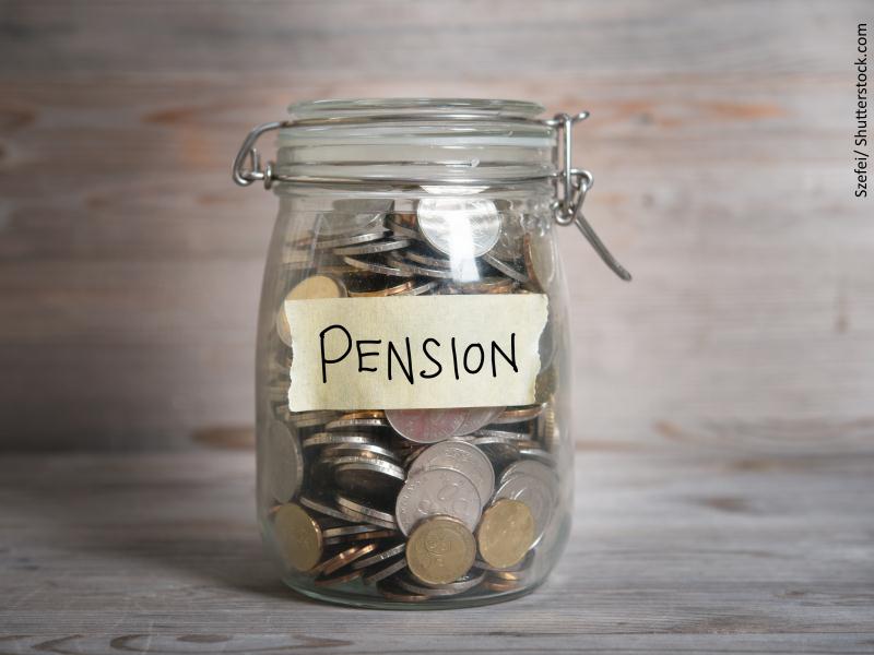 Bote con dinero donde se puede leer pensión