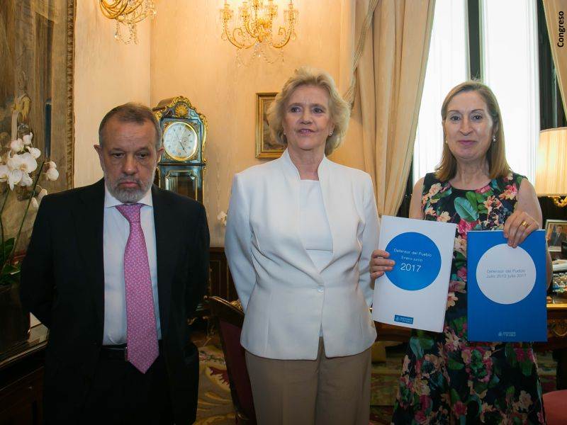 Entrega en el congreso del balance de los cinco años, de izquierda a derecha: Francisco Fernández Marugán (adjunto primero), Soledad Becerril (Defensora del Pueblo) y Ana Pastor (Presidenta del Congreso)