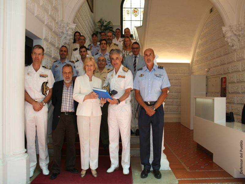 Soledad Becerril (Defensora del Pueblo) y Francisco Fernández Marugán (Adjunto primero) posan, en las escaleras de la institución, con representantes españoles de la Operación Sophia de rescate en el Mediterráno