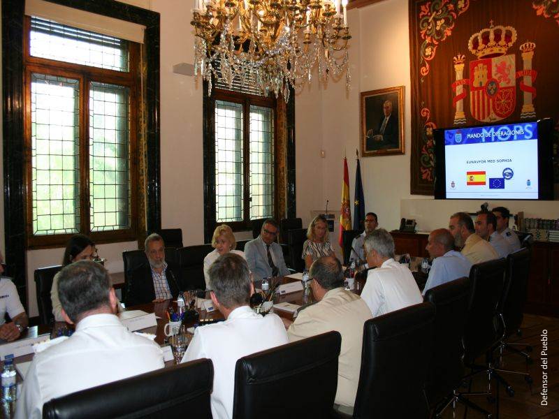 Soledad Becerril habla en la mesa de la sala de juntas de la institución con los representantes españoles de la Operación Sophia de rescate en el Mediterráneo