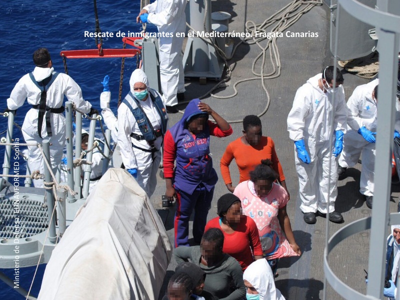 Inmigrantes subiendo abordo de una fragata de rescate