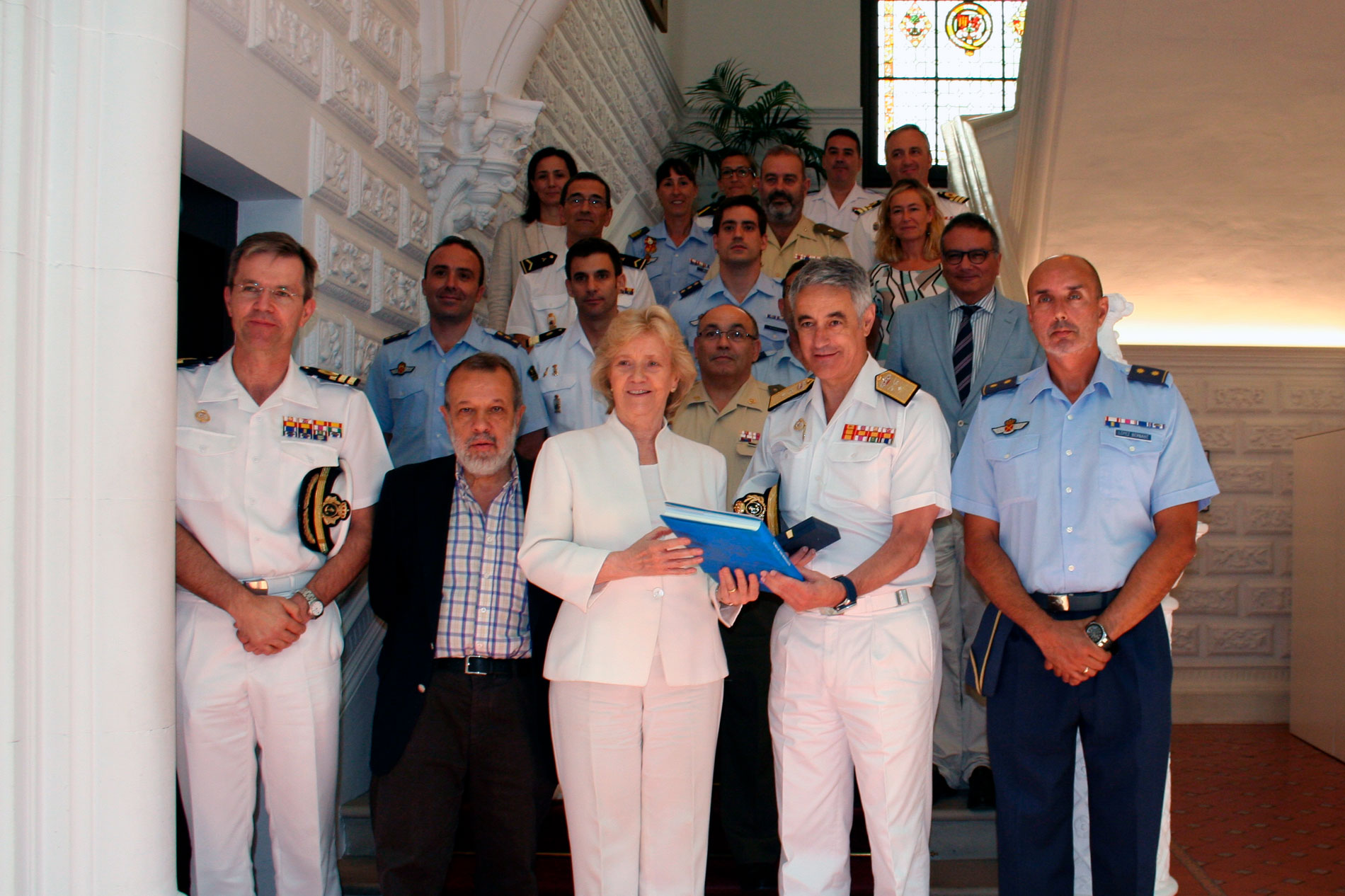 Soledad Becerril y Adjunto Primero con representantes españoles de la Operación "Sophia" de rescate en el Mediterráneo