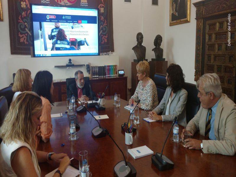 El Defensor del Pueblo (e.f) charla con Ángela González durante su reunión en la institución