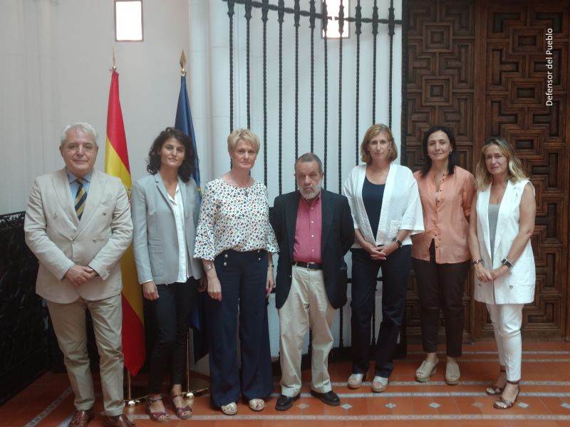 Francisco Fernández Marugán y Ángela González (Víctima de violencia de género) posan con otros miembros de la institución en la sede