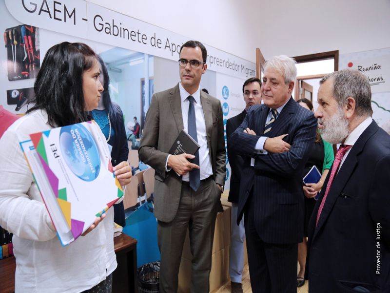 Pedro Calado, Francisco Fernández Marugán y su director de gabinete, junto a una trabajadora del Gabinete de Apoyo al Emprendedor Migrante