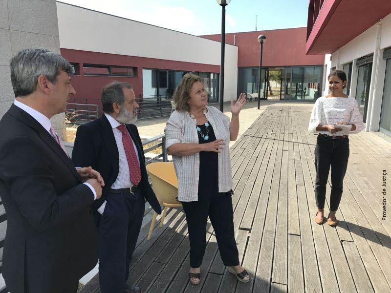 Teresa Tito de Morais (Presidenta del consejo portugués para los refugiados) charla con Francisco Fernández Marugán (Defensor e.f.) durante su visita