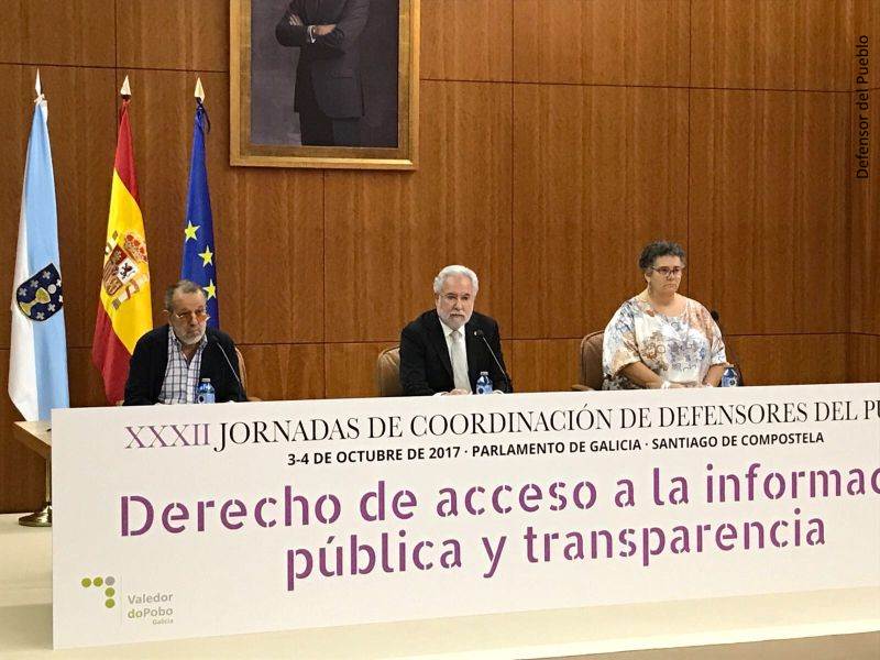 Mesa de ponentes de la XXXII jornada de coordinación de Defensores del Pueblo, de izquierda a derecha: Francisco Fernández Marugán (Defensor e.f.), Miguel Ángel Santalices (Presidente del Parlamento Gallego) y Milagros Otero (Valedora do pobo)