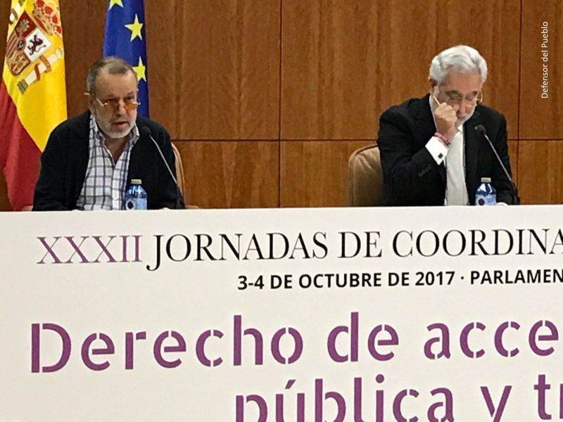 Mesa de ponentes de la XXXII jornada de coordinación de Defensores del Pueblo, de izquierda a derecha: Francisco Fernández Marugán (Defensor e.f.) y Miguel Ángel Santalices (Presidente del Parlamento Gallego)