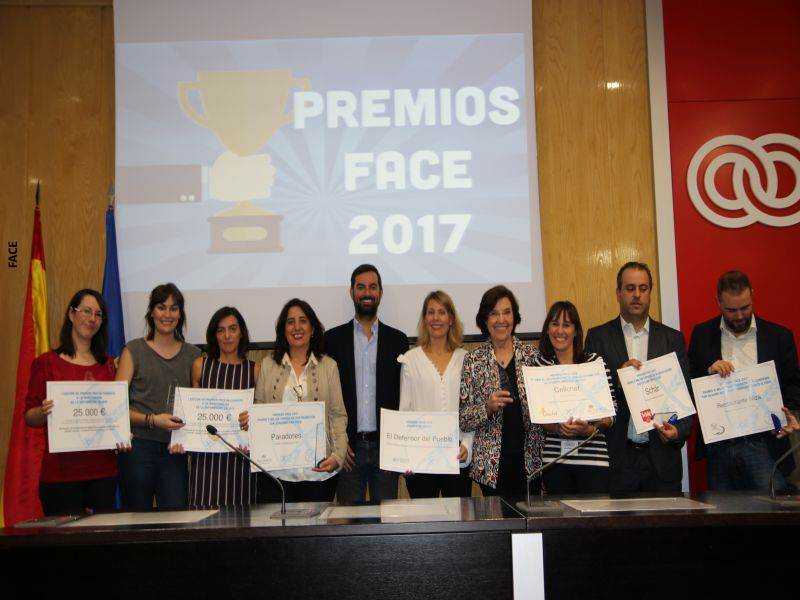 Concepció Ferrer i Casals (adjunta segunda) posa con los premiados en FACE 2017