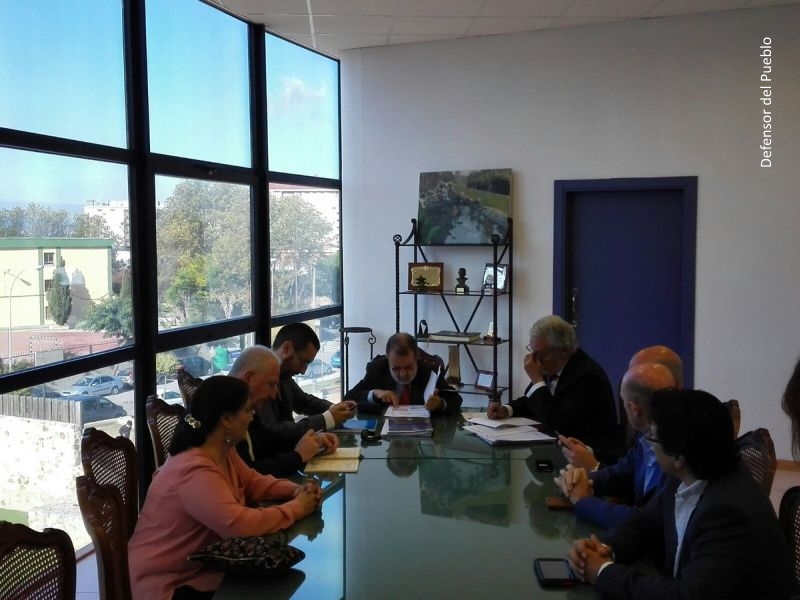 Francisco Fernández Marugán (Defensor e.f.) durante su reunión con los portavoces municipales del Ayuntamiento de la Línea