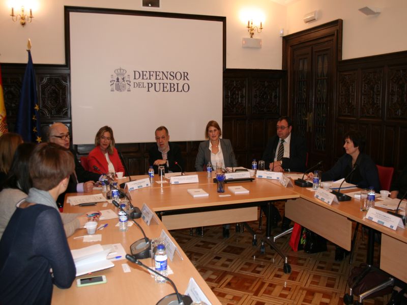 El Defensor del Pueblo e.f. Francisco Fernández Marugán reunido en la sala de juntas de la sede con representates del Ombudsman de Ucrania