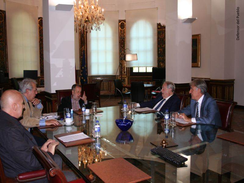 Francisco Vírseda (director del gabinete del Defensor), Francisco Fernández Marugán (Defensor en e.f.) y Jerónimo Saavedra (Diputado del Común) reunidos en el Despacho del Defensor en la institución