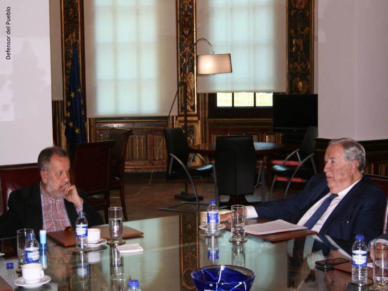 Francisco Fernández Marugán (Defensor del Pueblo e.f.) y Jerónimo Saavedra (Diputado del Común) reunidos en el despacho del Defensor