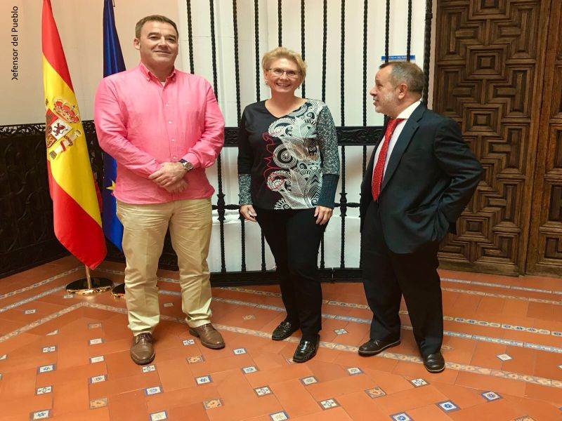 El Defensor del Pueblo e.f. con la Defensora de la Ciudadanía del Ayuntamiento de Palma, Anna Moilanen, en la sede de la Institución