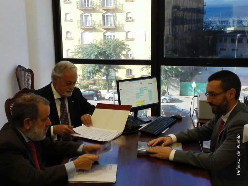 Francisco Férnandez Marugán (Defensor e.f.), Jesús Maeztu Gregorio de Tejada (Defensor andaluz) y José Juan Franco Rodríguez (Alcalde de La Línea)