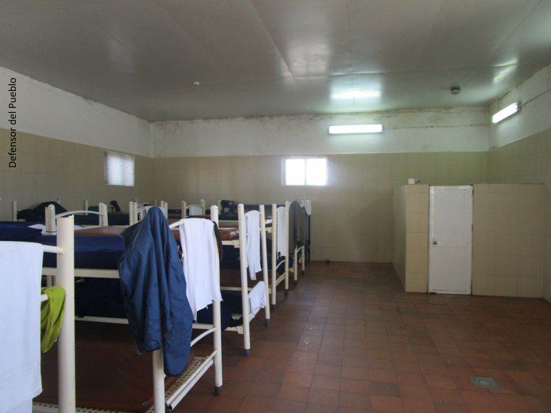 Dormitorio con varios pares de literas del Centro de Internamiento de Extranjeros de Tarifa