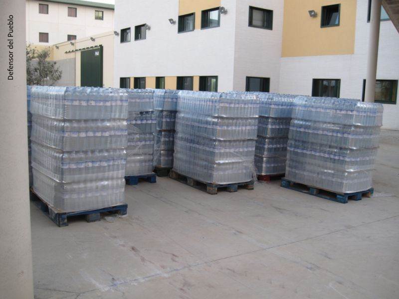 Palés con botellas de litro y medio de agua en instalaciones de la cárcel de Archidona