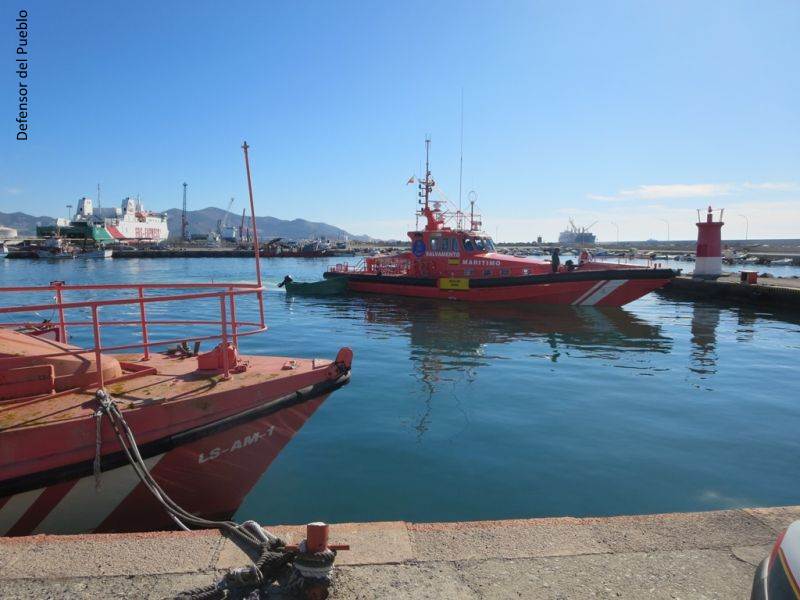 Patera roja llegando al Puerto de Motril