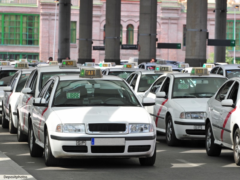 Taxis libres esperando pasajeros en una estación
