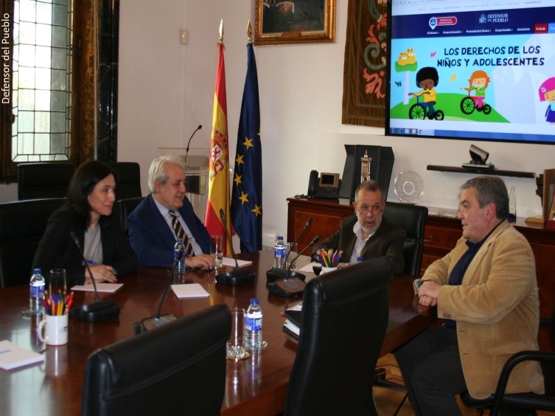 Reunión del Defensor del Pueblo (e.f.), Francisco Fernández Marugán, su jefe de gabinete, Francisco Virseda y la técnico responsable de Migraciones e Igualdad de Trato, Elena Arce, con el presidente de Movimiento Contra la Intolerancia, Esteban Ibarra