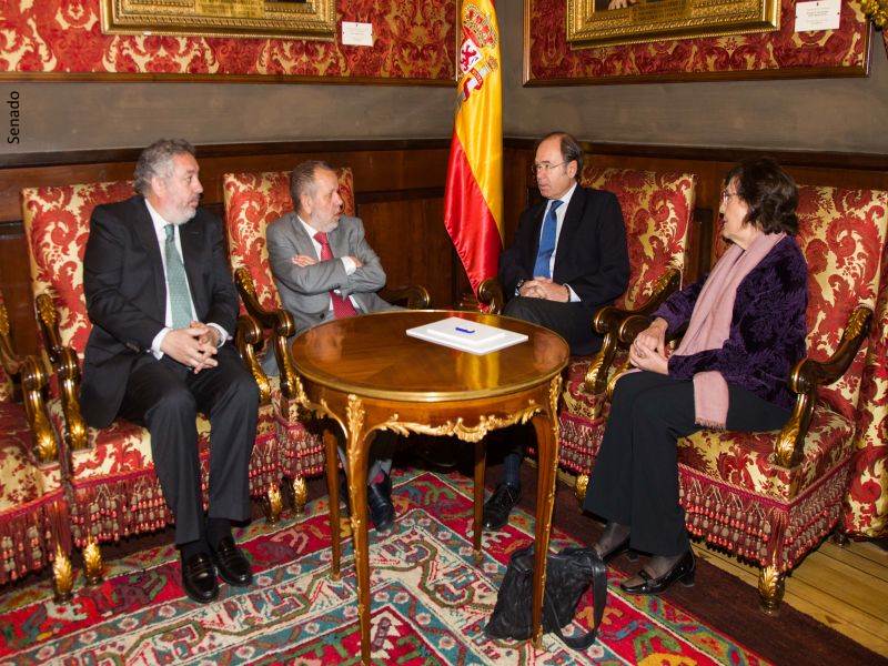 El Defensor (e.f.), la Adjunta Seguda y el Secretario General de la Institución con Pío García Escudero, Presidente del Senado