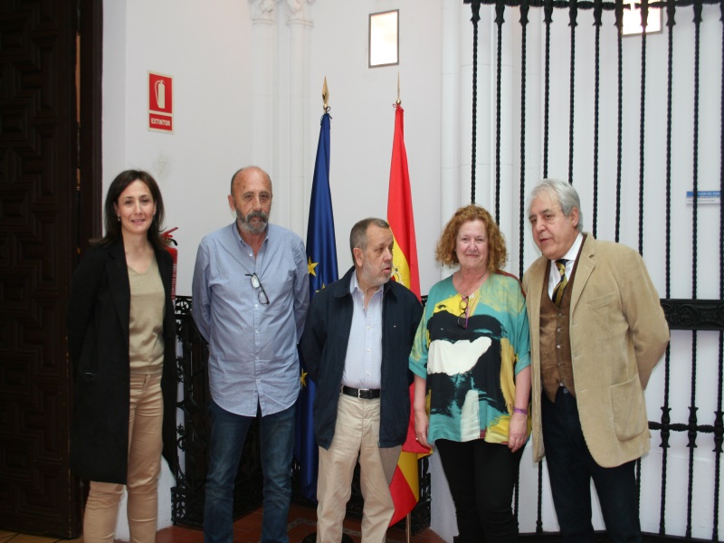 Reunión del Defensor del Pueblo (e.f.), Francisco Fernández Marugán, su jefe de gabinete, Francisco Virseda y la técnico responsable de Migraciones e Igualdad de trato, Elena Arce, con Prodeim