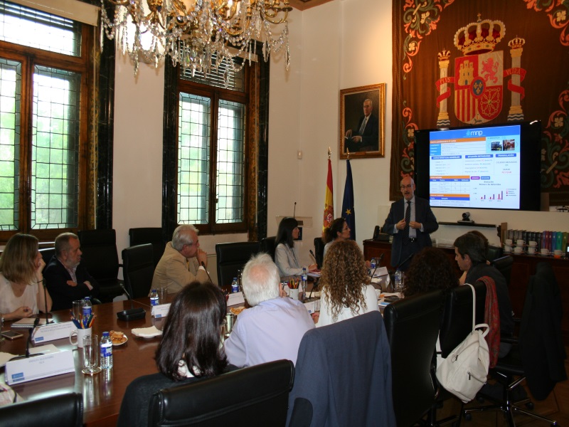 Reunión del Defensor del Pueblo (e.f), Francisco Fernández Marugán, su jefe de gabinete, y el técnico responsable del mnp con ong