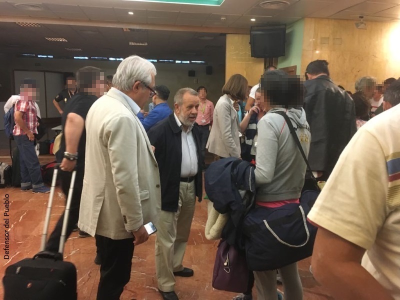 El Defensor del Pueblo (e.f.), Francisco Fernádez Marugán, y su jefe de gabinete reciben en Barajas a 64 españoles repatriados desde Perú
