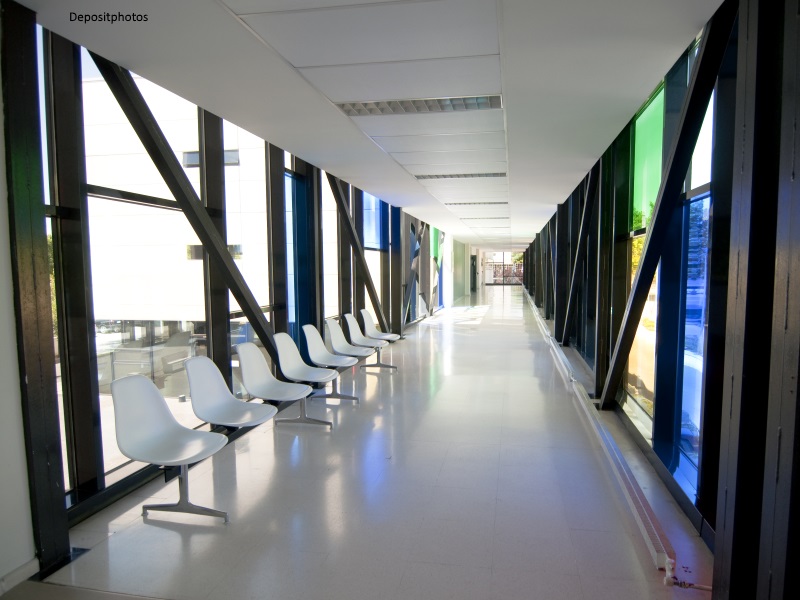 Pasillo de hospital moderno vacío