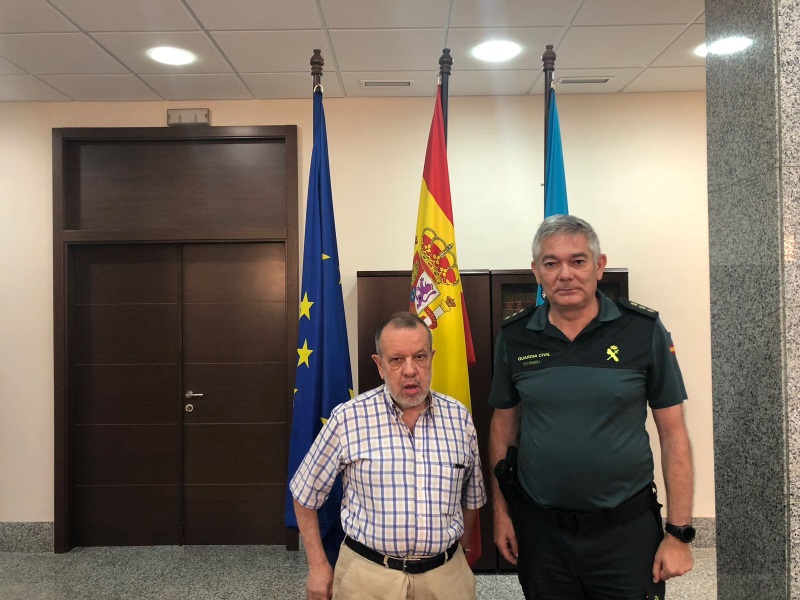 Reunión del Defensor del Pueblo (e.f), Francisco Fernández Marugán, con la Guardia Civil de Melilla