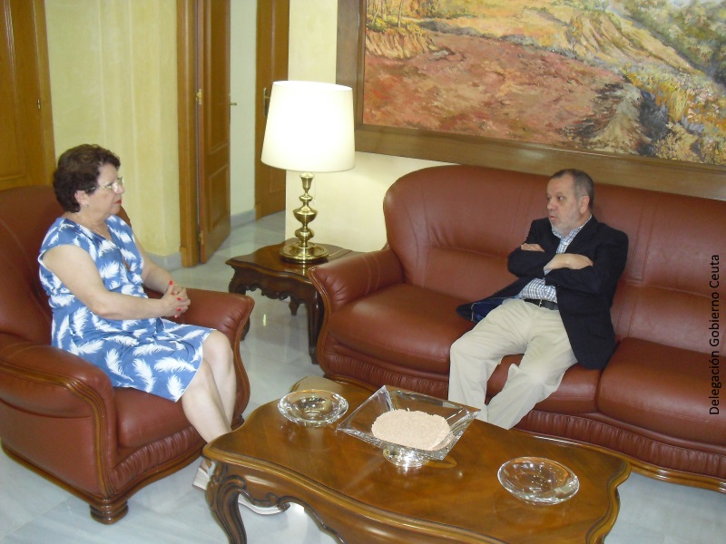 El Defensor del Pueblo (e.f.), Francisco Fernández Marugán. con la delegada de gobierno de Ceuta