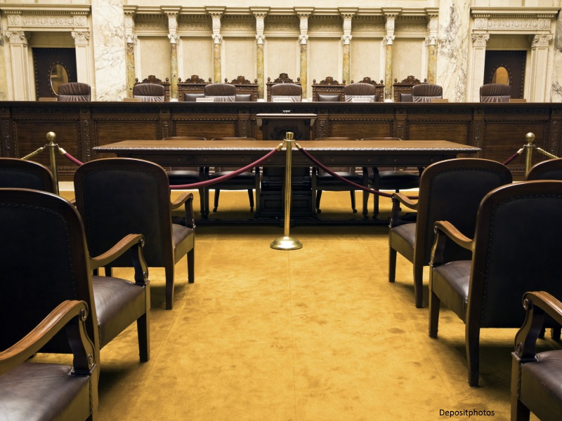 Sala de juicio con estrado y sillas vacías